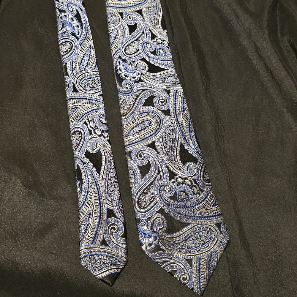 Michael Kors Elegant Paisley Silk Tie
